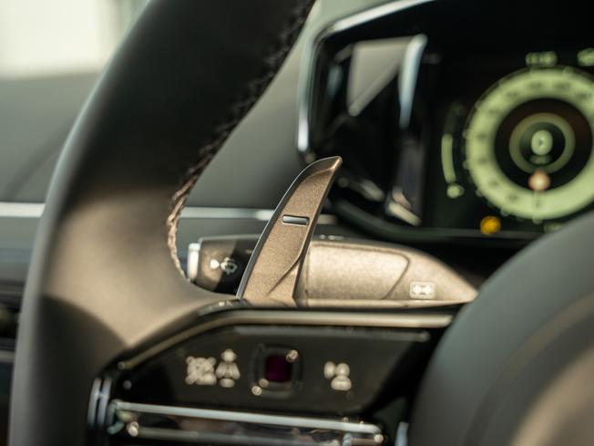 ASTON MARTIN DB12 S Coupe Photo 17