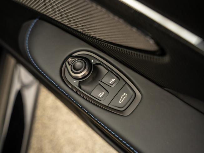 ASTON MARTIN DB12 S Coupe Photo 18