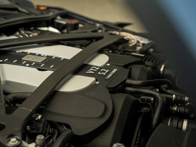 ASTON MARTIN DBS Photo 37