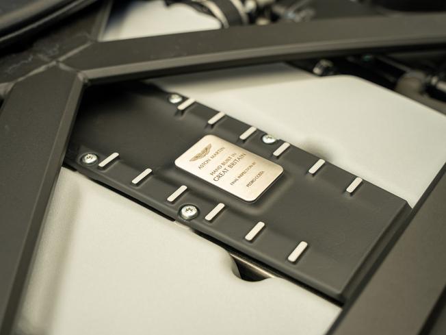 ASTON MARTIN DBS Photo 38