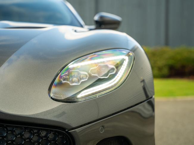 ASTON MARTIN DBS Photo 44