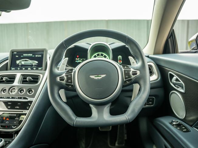 ASTON MARTIN DBS Photo 11