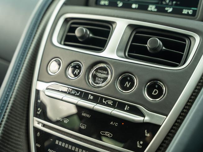 ASTON MARTIN DBS Photo 13