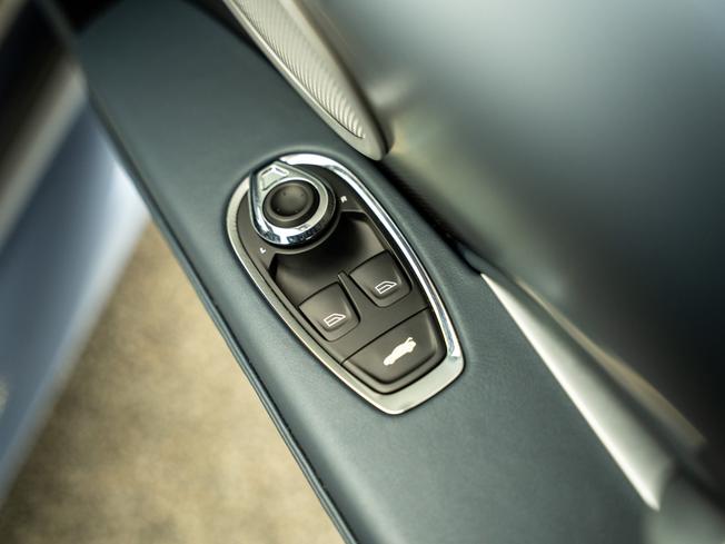 ASTON MARTIN DBS Photo 16