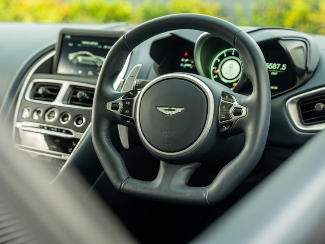 ASTON MARTIN DBS Photo 19