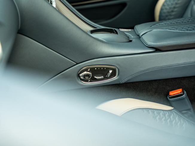 ASTON MARTIN DBS Photo 26