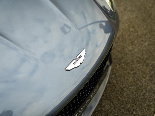 ASTON MARTIN DBS Photo 28
