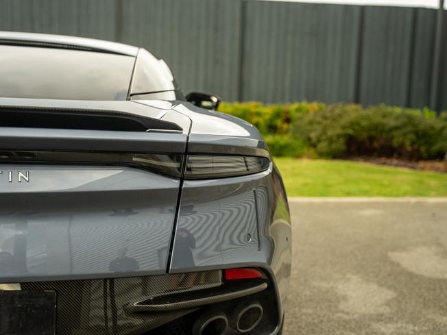 ASTON MARTIN DBS Photo 32