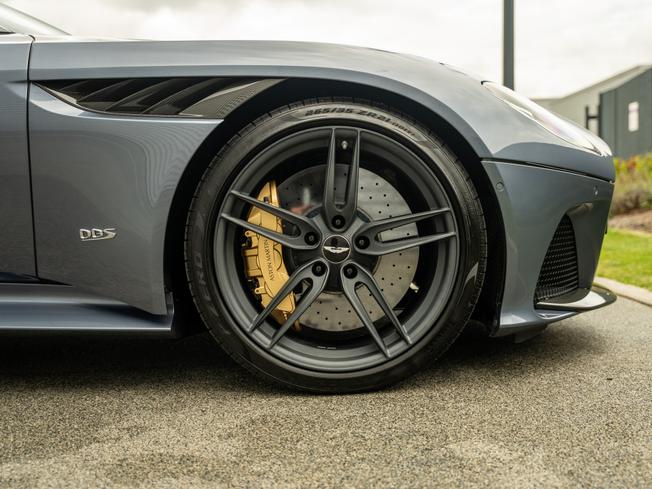 ASTON MARTIN DBS Photo 4