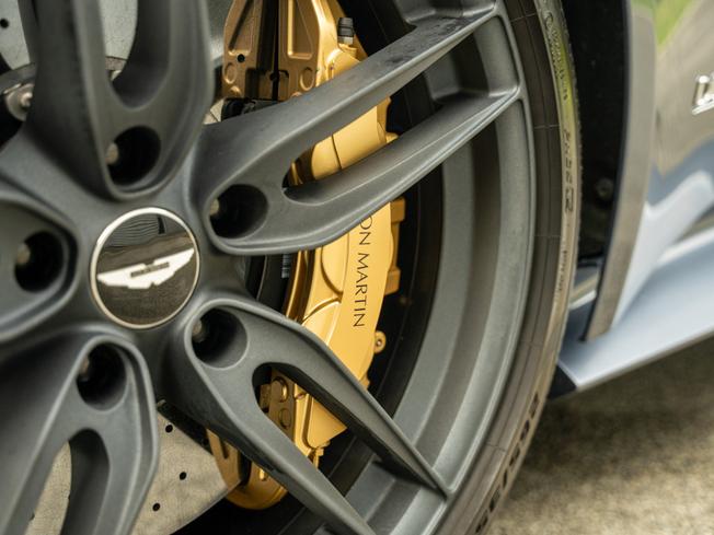 ASTON MARTIN DBS Photo 41