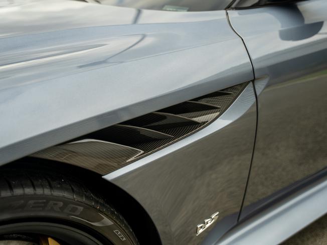 ASTON MARTIN DBS Photo 42
