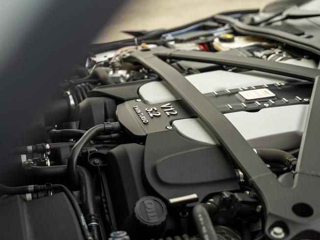 ASTON MARTIN DBS Photo 43