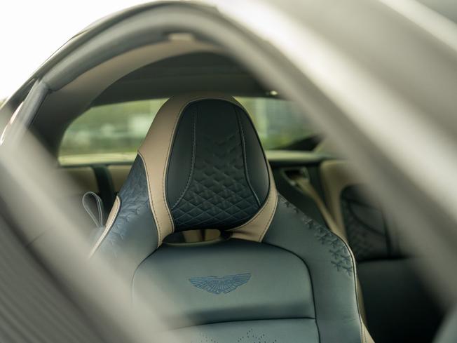 ASTON MARTIN DBS Photo 5
