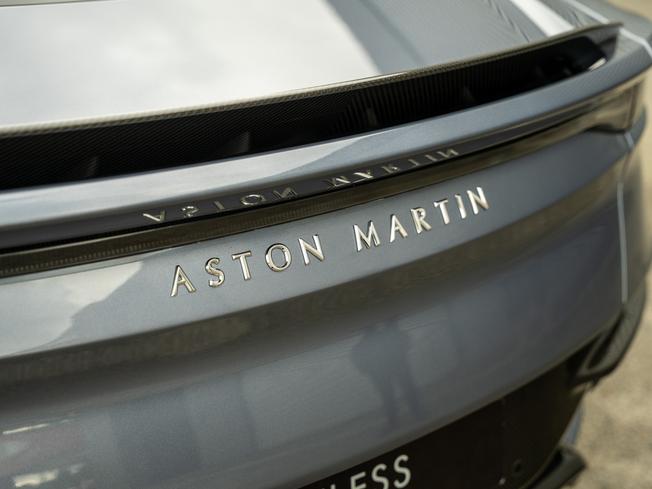 ASTON MARTIN DBS Photo 8
