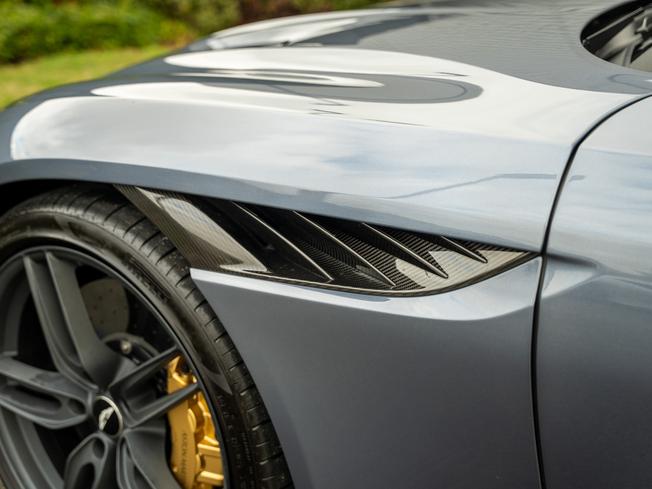 ASTON MARTIN DBS Photo 9