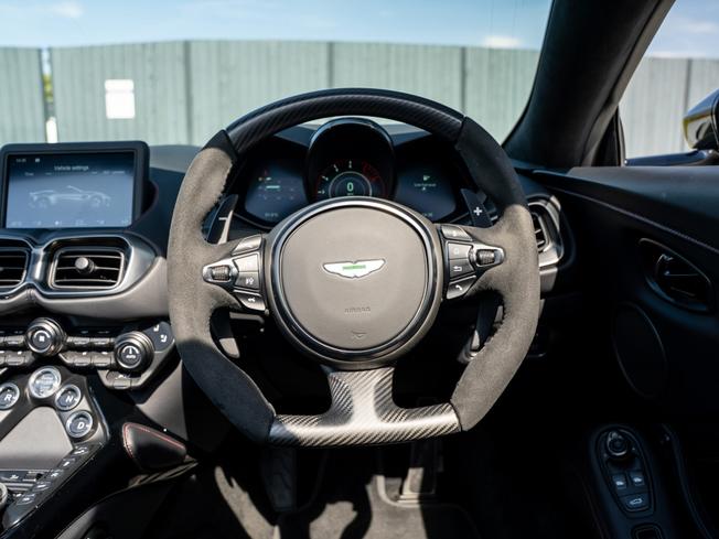 ASTON MARTIN Vantage Photo 11