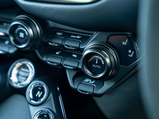 ASTON MARTIN Vantage Photo 13