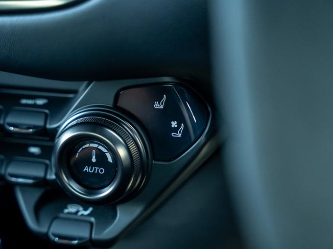 ASTON MARTIN Vantage Photo 14