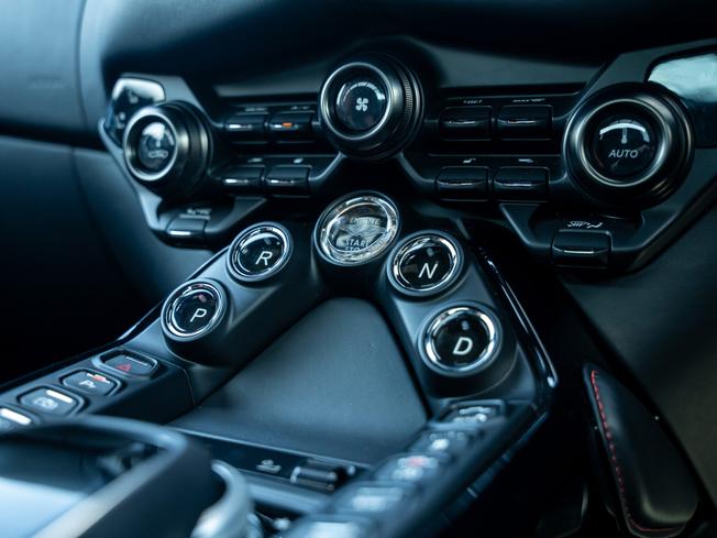 ASTON MARTIN Vantage Photo 15