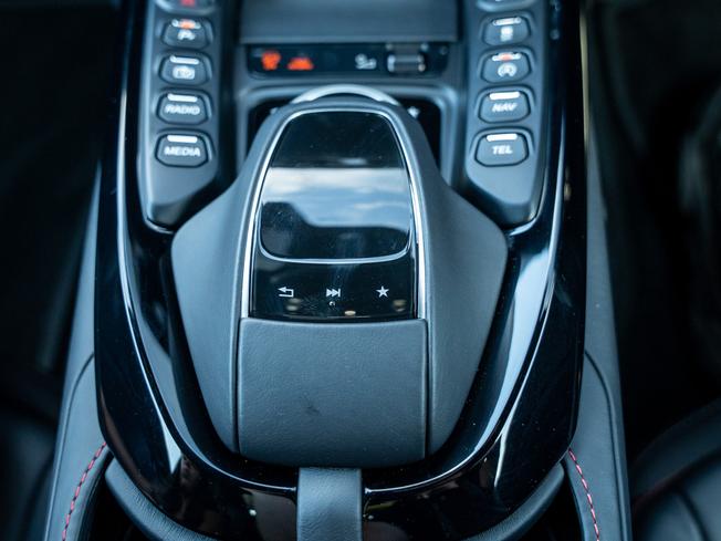 ASTON MARTIN Vantage Photo 16