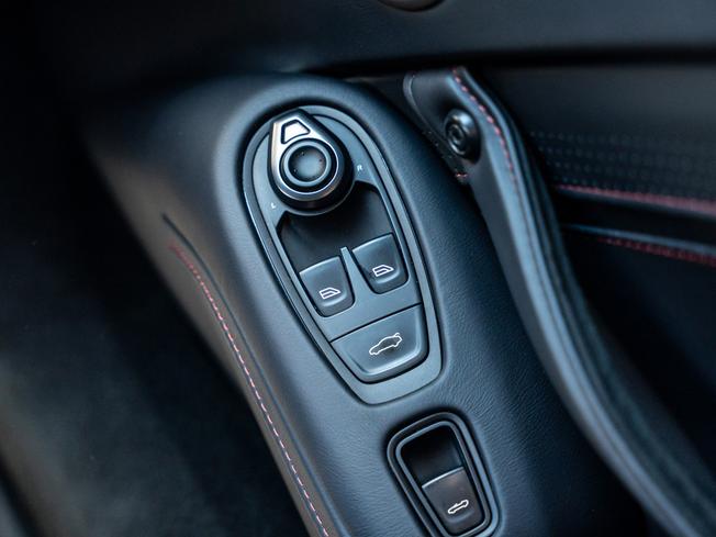 ASTON MARTIN Vantage Photo 17