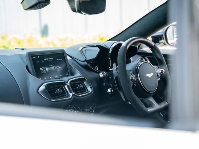 ASTON MARTIN Vantage Photo 20