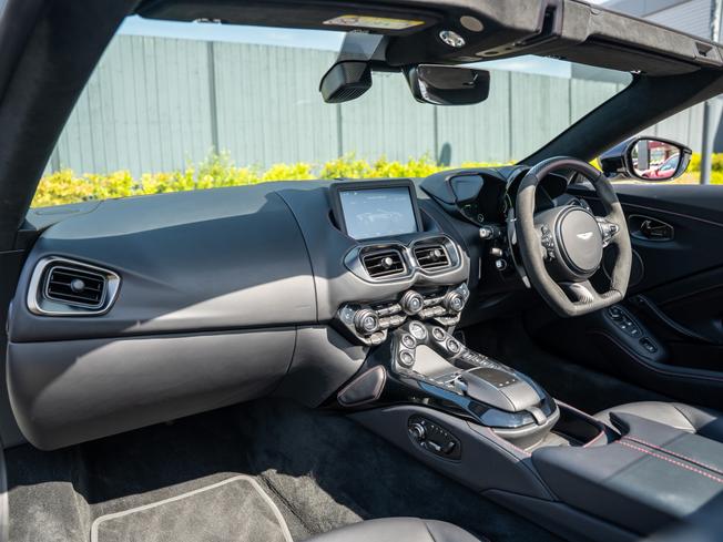 ASTON MARTIN Vantage Photo 23