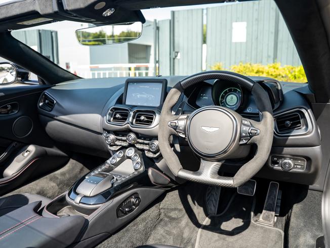 ASTON MARTIN Vantage Photo 3