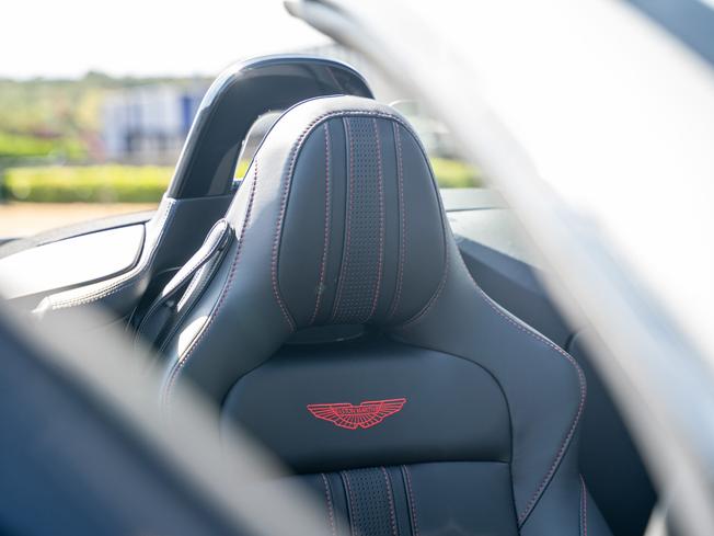 ASTON MARTIN Vantage Photo 5