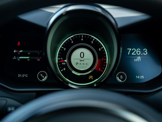 ASTON MARTIN Vantage Photo 6