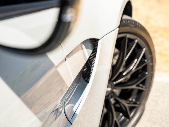 ASTON MARTIN Vantage Photo 9