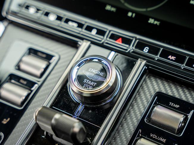 ASTON MARTIN Vantage Photo 14