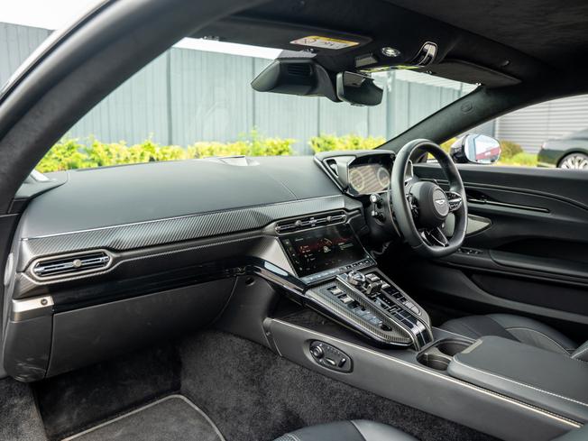 ASTON MARTIN Vantage Photo 26