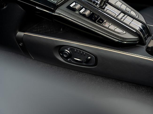 ASTON MARTIN Vantage Photo 27