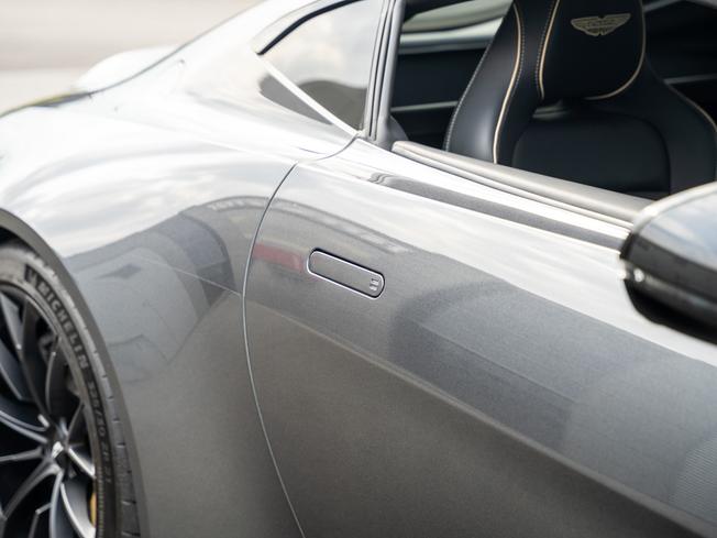 ASTON MARTIN Vantage Photo 29