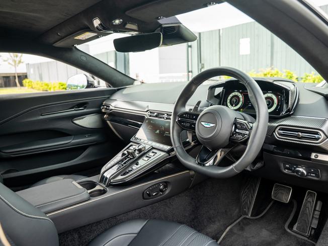 ASTON MARTIN Vantage Photo 3