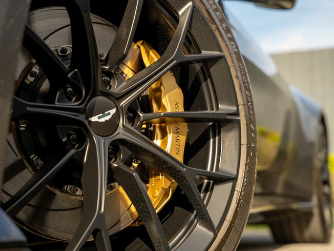 ASTON MARTIN Vantage Photo 45
