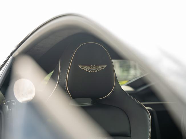 ASTON MARTIN Vantage Photo 5