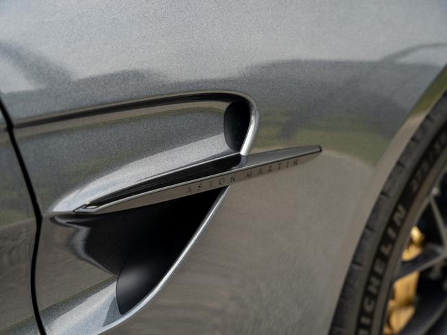 ASTON MARTIN Vantage Photo 9