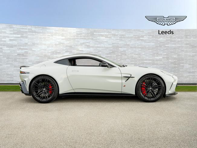ASTON MARTIN Vantage Photo 15