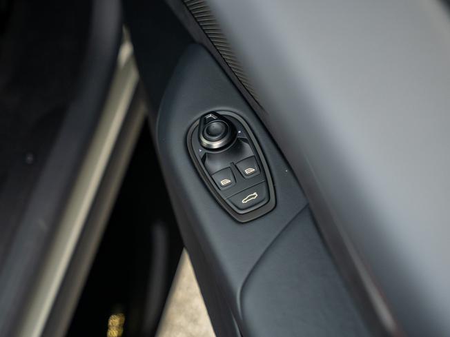 ASTON MARTIN Vantage Photo 18