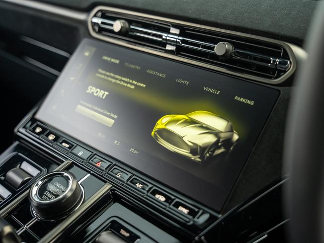 ASTON MARTIN Vantage Photo 19