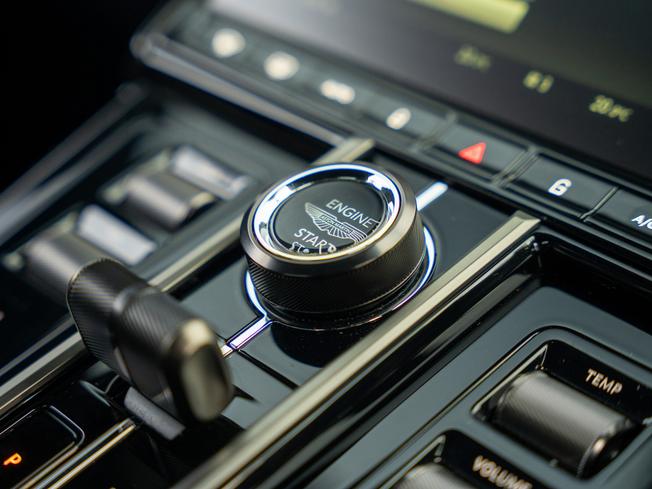 ASTON MARTIN Vantage Photo 20