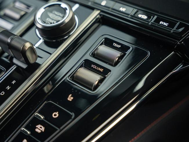 ASTON MARTIN Vantage Photo 22