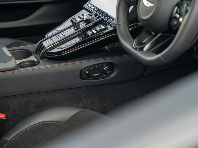 ASTON MARTIN Vantage Photo 23
