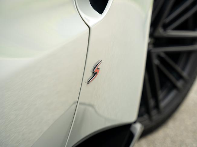 ASTON MARTIN Vantage Photo 26
