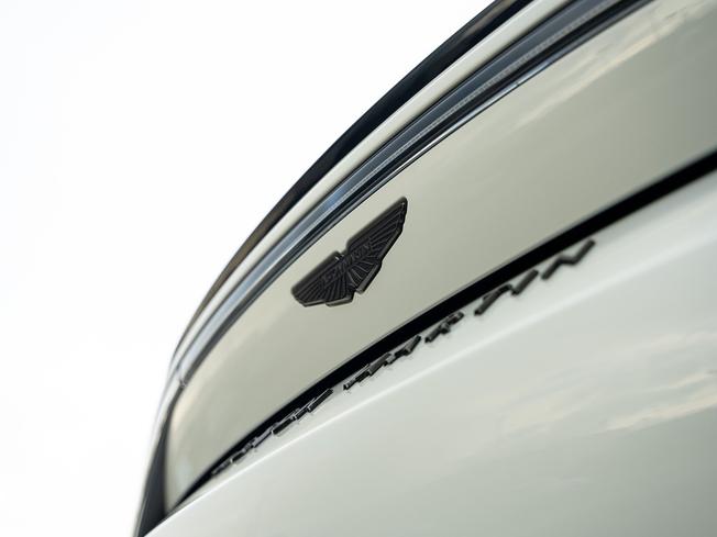 ASTON MARTIN Vantage Photo 27
