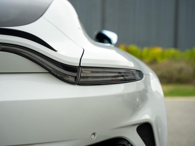 ASTON MARTIN Vantage Photo 30