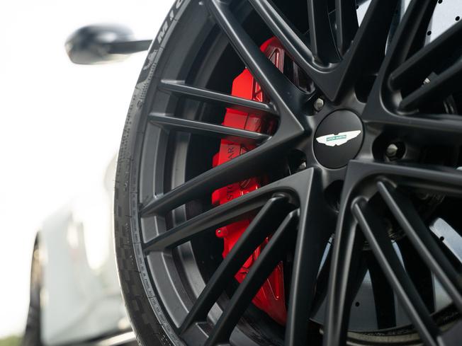 ASTON MARTIN Vantage Photo 31