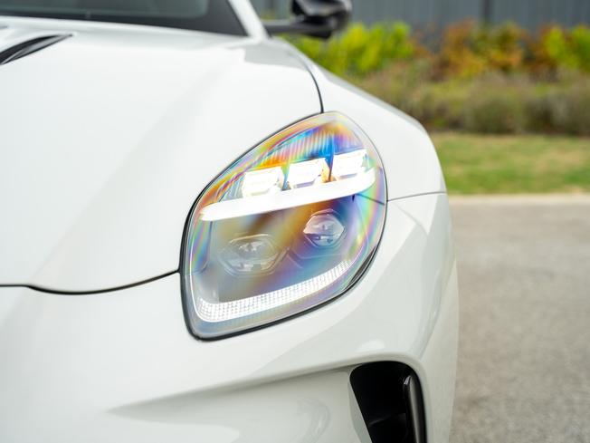 ASTON MARTIN Vantage Photo 36